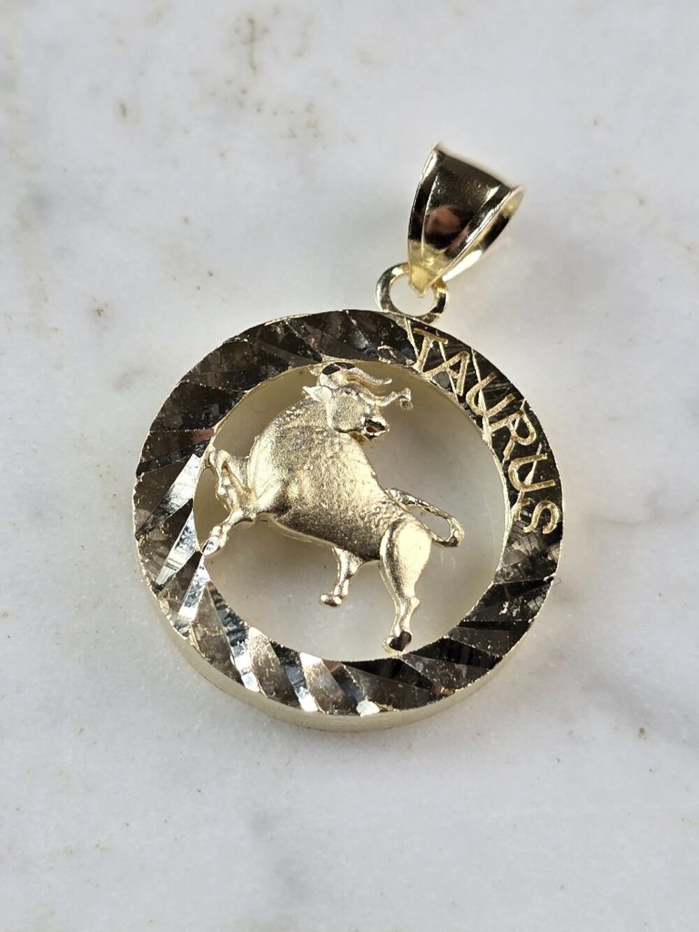 Womens Vintage Estate Gold Tone Zodiac Taurus Pendant E2397